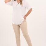 biala-bluzka-z-guziczkamina-dekolcie (2)