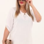 Biała bluzka z guziczkami na dekolcie