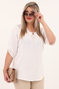 Biała bluzka z guziczkami na dekolcie