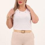 Biała bluzka z haftowanymi kwiatami