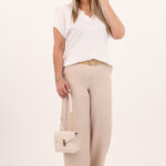 biala-bluzka-z-ozdobnym-dekoltem (7)