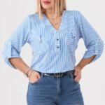 Biało-niebieska bluzka z guzikami na dekolcie