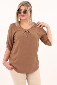 Brązowa bluzka z guziczkami na dekolcie