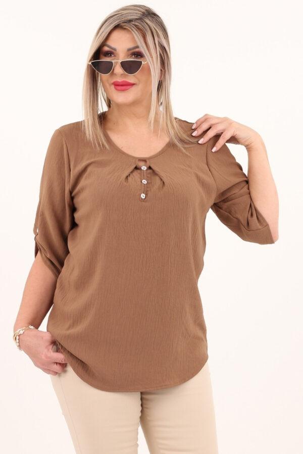 Brązowa bluzka z guziczkami na dekolcie