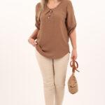 brazowa-bluzka-z-guziczkamina-dekolcie (3)