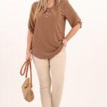 brazowa-bluzka-z-guziczkamina-dekolcie (5)