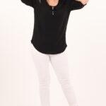 czarna-bluzka-z-guziczkamina-dekolcie (4)