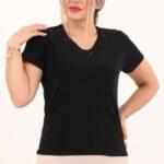 Czarna bluzka z haftowanymi kwiatami