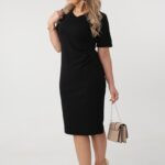 Czarna sukienka z marszczeniem na boku