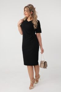 Czarna sukienka z marszczeniem na boku