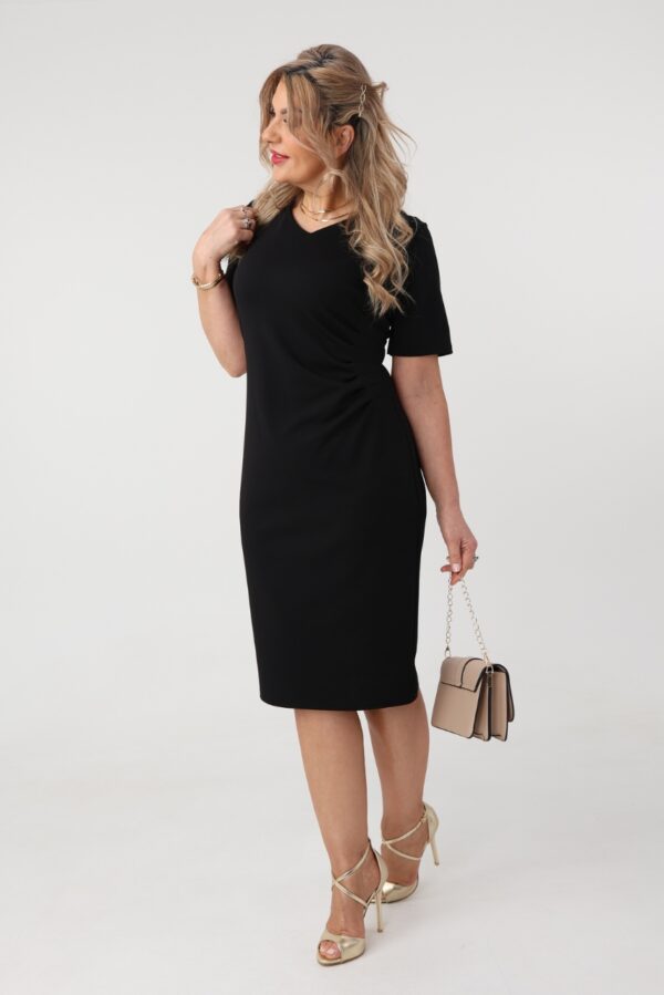 Czarna sukienka z marszczeniem na boku