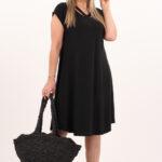 Czarna sukienka z paskami na dekolcie