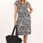 czarno-biala-sukienka-z-wiazaniem-w-pasie (9)