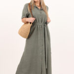 Sukienka zapinana na guziki z przodu khaki