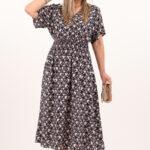 granatowa sukienka z guzikami z przodu