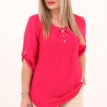 Malinowa bluzka z guziczkami na dekolcie