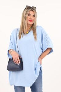 niebieska bluzka z ażurowymi rękawami