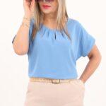 Niebieska bluzka z łezką na dekolcie