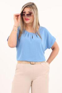Niebieska bluzka z łezką na dekolcie