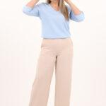 niebieska-elegancka-bluzka-z-dekoltem-w-serek (1)