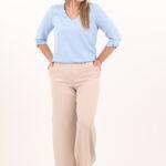 niebieska-elegancka-bluzka-z-dekoltem-w-serek (9)