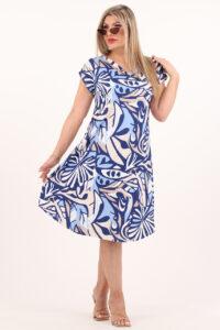 Niebiesko-beżowa sukienka z paskami na dekolcie