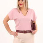 Pudrowa bluzka z ozdobnym dekoltem
