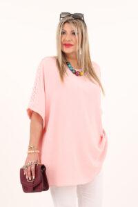 różowa bluzka z ażurowymi rękawami