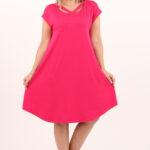 Różowa sukienka z paskami na dekolcie