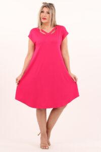 Różowa sukienka z paskami na dekolcie