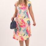 rozowo-zolta-sukienka-z-paskami-na-dekolcie (9)