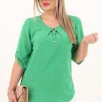 Zielona bluzka z guziczkami na dekolcie