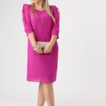 amarantowa sukienka z falbanką na rękawach