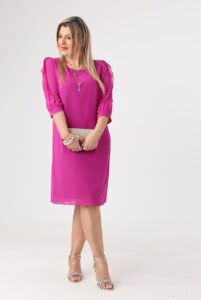 amarantowa sukienka z falbanką na rękawach