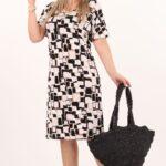 Beżowo-czarna sukienka damska w geometryczne wzory