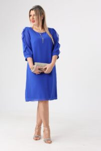 Chabrowa sukienka z falbanką na rękawach