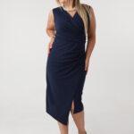 granatowa-sukienka-kopertowa-plus-size-marszczona-z-boku (4)