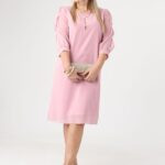 Pudrowa sukienka z falbanką na rękawach