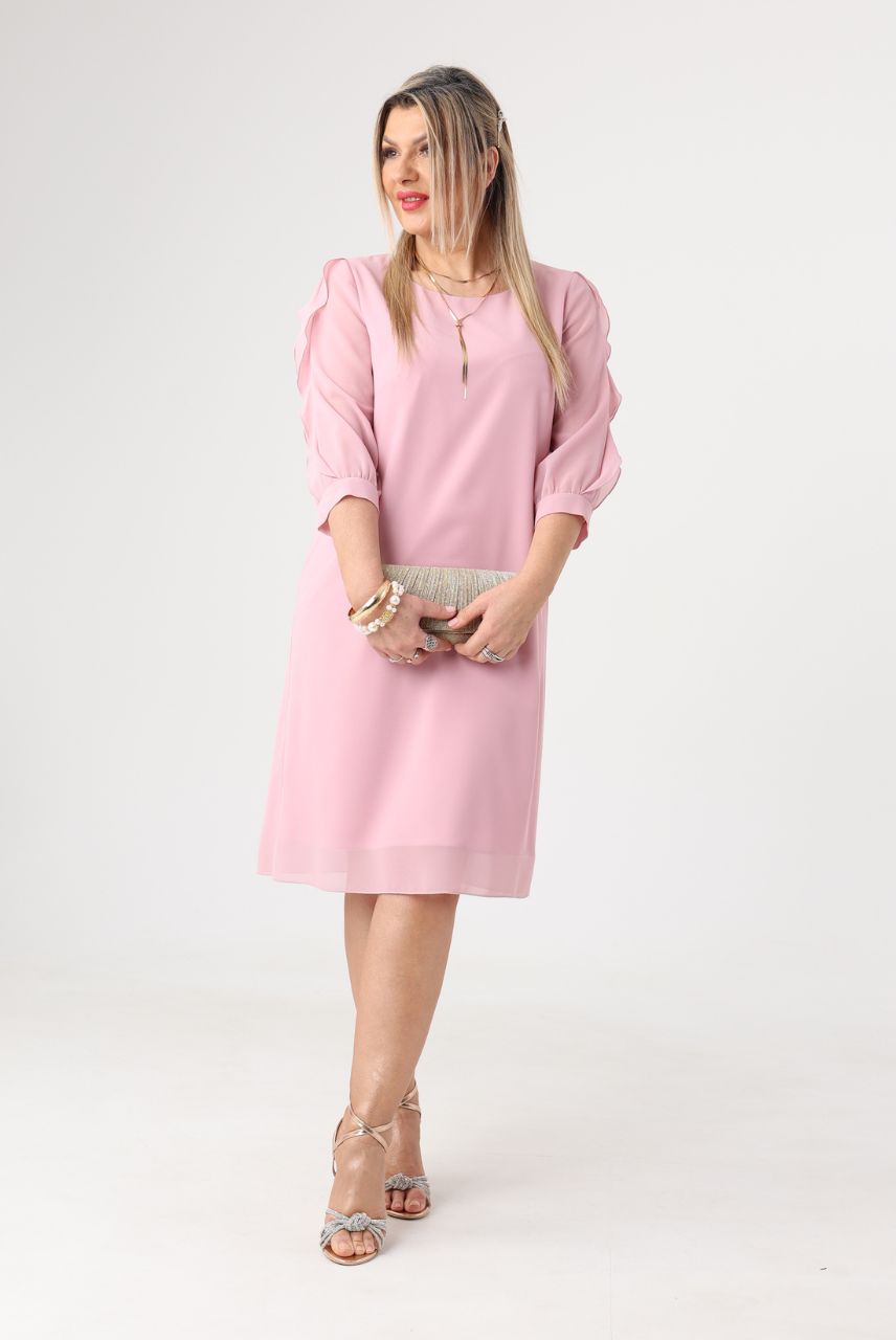 Pudrowa sukienka z falbanką na rękawach