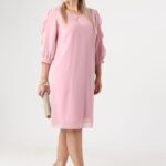 pudrowa-sukienka-z-falbanka-na-rekawach (6)