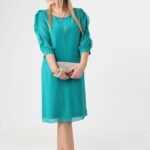 Zielona sukienka z falbanką na rękawach