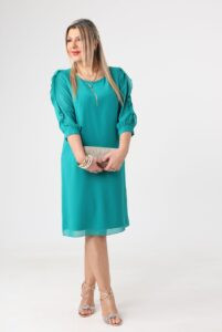 Zielona sukienka z falbanką na rękawach