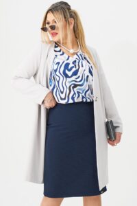 Spódnica w dużym rozmiarze ołówkowa granatowa – moda dla puszystych kobiet