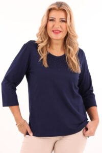 Granatowa bluzka ze zdobieniem na dekolcie