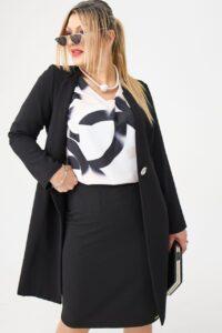 Spódnica w dużym rozmiarze ołówkowa czarna – moda dla puszystych kobiet