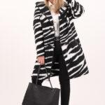 Płaszcz przejściowy damski z kapturem w zebrę