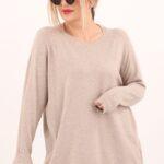 Beżowy sweter damski z ozdobnymi guzikami