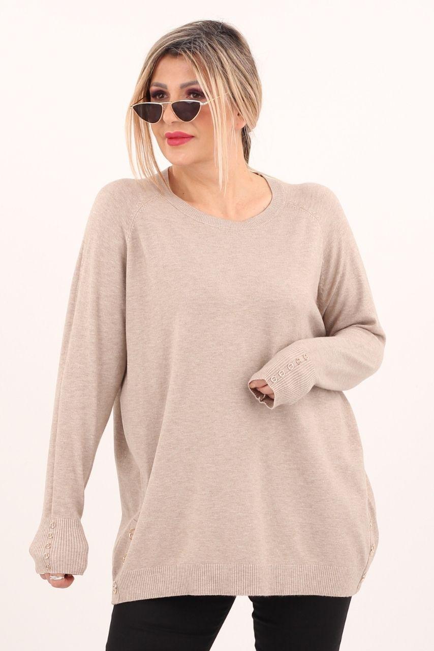 Beżowy sweter damski z ozdobnymi guzikami