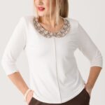 Bluzka wizytowa XXL biała z ozdobnym kołnierzykiem – moda dla puszystych kobiet