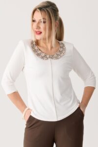 Bluzka wizytowa XXL biała z ozdobnym kołnierzykiem – moda dla puszystych kobiet